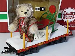 LGB & Steiff 41000 FREIGHT STAKE CAR WITH SLEIGH & TEDDY BEAR 05