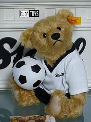 Steiff 002908 CLASSIC TEDDY BEAR GERMAN SOCCER PLAYER 2006