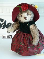 Steiff 953781 CLASSIC TEDDY BEAR WITH ROSE HAT TIPPED MOHAIR